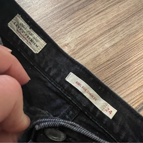 Levi’s Ribcage Black Denim Shorts - Picture 6 of 10
